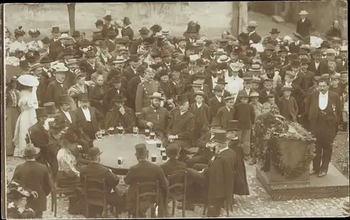Foto Ak Triptis in Thüringen, Festakt, Männer mit Biergläsern am runden Tisch, Menschenmenge