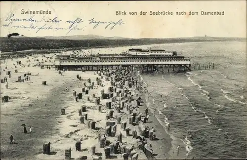 Ak Świnoujście Swinemünde Pommern, Blick von der Seebrücke, Strand, Damenbad