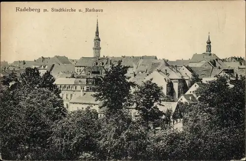 Ak Radeberg im Kreis Bautzen Sachsen, Blick über die Dächer mit Stadtkirche und Rathaus