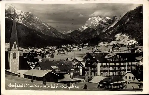Ak Seefeld in Tirol, Ortsansicht mit Karwendel und Arnspitzen, Kirchturm
