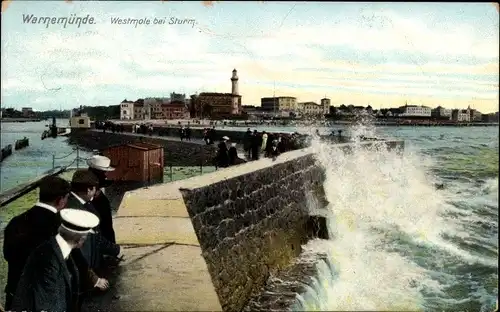 Ak Ostseebad Warnemünde Rostock, Westmole bei Sturm