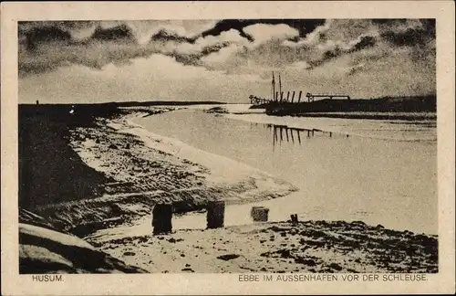 Ak Husum in Nordfriesland, Ebbe im Außenhafen vor der Schleuse