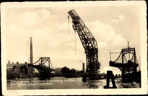 Ak Wilhelmshaven, Der größte Schwimmkran der Welt fährt durch die größte Drehbrücke