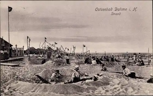 Ak Ostseebad Dahme in Holstein, Strand, Urlauber, Sandburgen, Fahnen