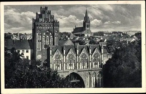 Ak Neubrandenburg, Treptower Tor und Stadt