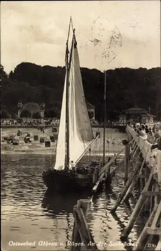 Ak Ostseebad Göhren auf Rügen, An der Seebrücke, Segelboot, Strand
