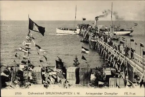 Ak Ostseebad Brunshaupten Kühlungsborn, Anlegender Dampfer, Strandkörbe, Steg