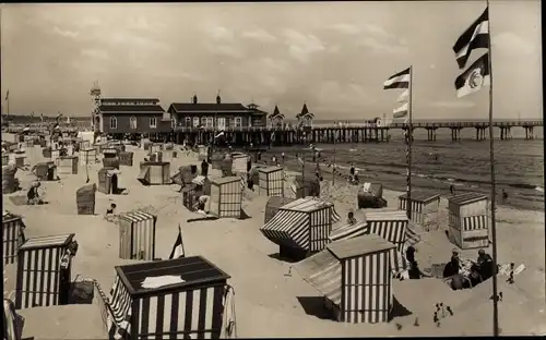 Ak Ostseebad Zinnowitz auf Usedom, Am Strand, Strandkörbe, Seebrücke, Fahnen, Badegäste