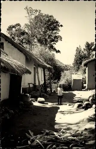 Ak Hauts Plateaux Madagaskar, Dorfpartie, Wohnhäuser, Kind