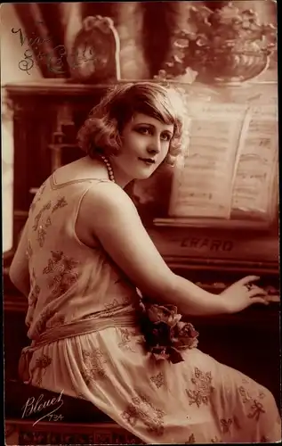 Ak Frau am Klavier, Klavierspiel, Musikunterricht, Blumen