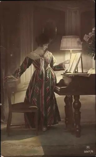 Ak Frau am Klavier, Noten, Wohnstube, Tischlampe