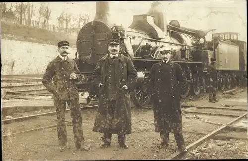 Foto Ak Französische Eisenbahn, Eisenbahner vor der Dampflok