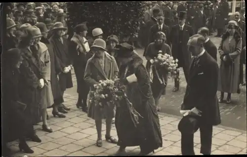 Foto Ak Königin Wilhelmina der Niederlande ?, Kranzniederlegung