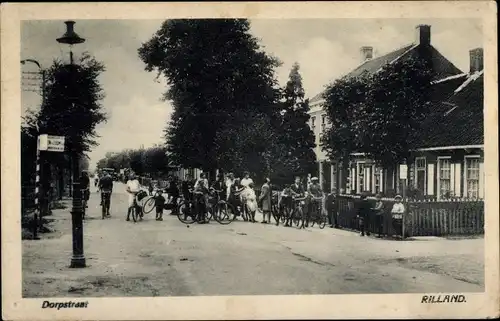 Ak Rilland Reimerswaal Zeeland Niederlande, Dorpstraat, Radfahrer