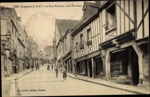 Ak Fougères Ille et Vilaine, La Rue Pinterie, Les Porches