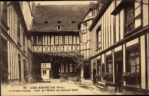 Ak Les Andelys Eure, la Grand Andely, Cour de l'Hôtel du Grand Cerf