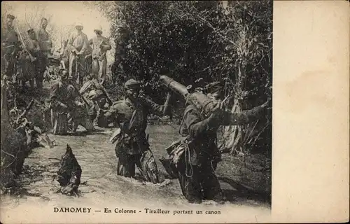 Ak Dahomey Benin, En Colonne, Tirailleur portant un canon