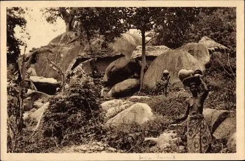 Ak Dassa Zoumè Benin, Hütte auf einem Berg, Frau, Kind