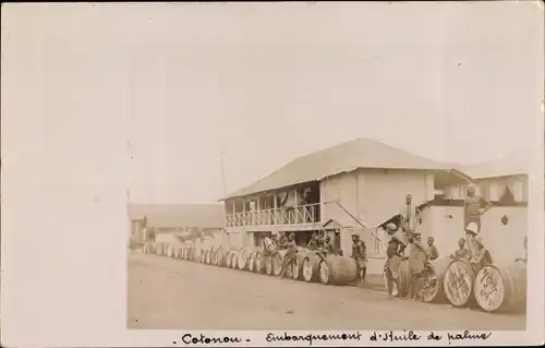 Foto Ak Cotonou Benin, Hafen, Verladen von Fässern mit Palmöl