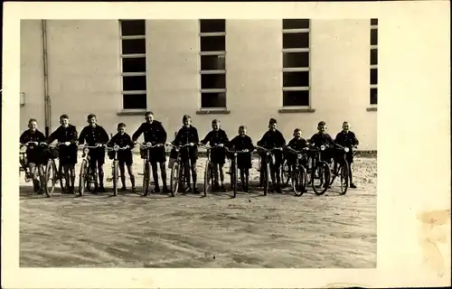 Foto Ak Jungen mit Fahrrädern, Gruppenbild, Gebäudefassade