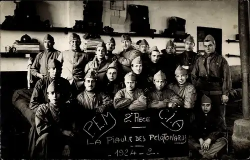 Foto Ak Französische Soldaten in Uniform, 2e Piece, La Piaule des Pelotonards 1924, Stube