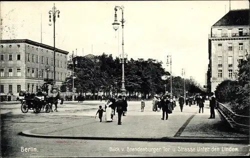 Ak Berlin Mitte, Unter den Linden, Blick vom Brandenburger Tor aus