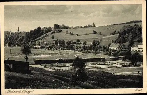 Ak Neuhausen im Kreis Mittelsachsen, Das Ortsschwimmbad mit Umgebung