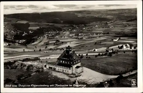 Ak Neuhausen im Erzgebirge, Blick auf den Ort über das Berghaus Schwartenberg