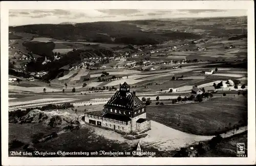 Ak Neuhausen im Erzgebirge, Blick auf den Ort über das Berghaus Schwartenberg