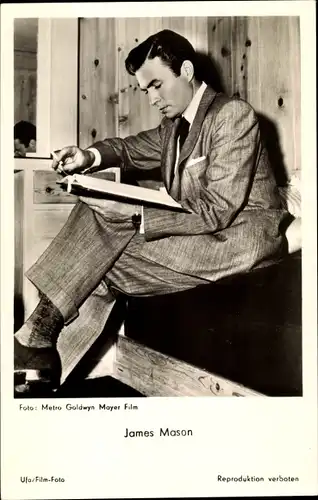 Ak Schauspieler James Mason, Seitenportrait, Buch lesend mit Zigarette