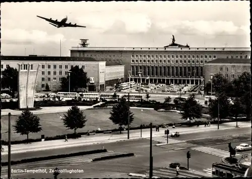 Ak Berlin Tempelhof, Zentralflughafen, Passagierflugzeug im Abflug
