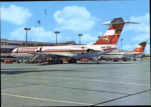 Ak Schönefeld bei Berlin,  Flughafen, Deutsches Passagierflugzeug Interflug, Iljuschin IL 62, DM SEH