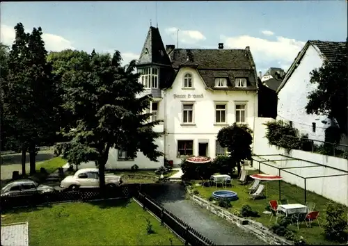 Ak Manderscheid in der Eifel, Pension Grafeneck, Grafenstraße 18, Autos, Garten