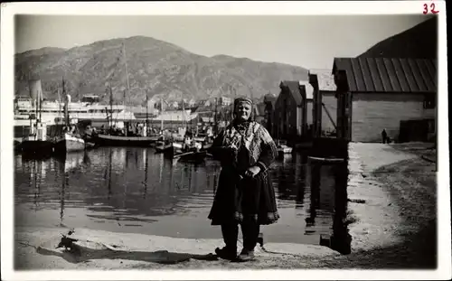 Foto Hammerfest Norwegen, Frau in norwegischen Tracht, Hafenpartie