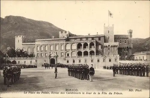 Ak Monaco, La Place du Palais, Revue des Carabiniers le Jour de la Fete du Prince