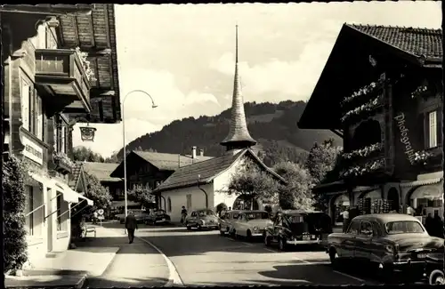 Ak Gstaad Saanen Kanton Bern, Dorfstraße mit St. Nikolauskapelle