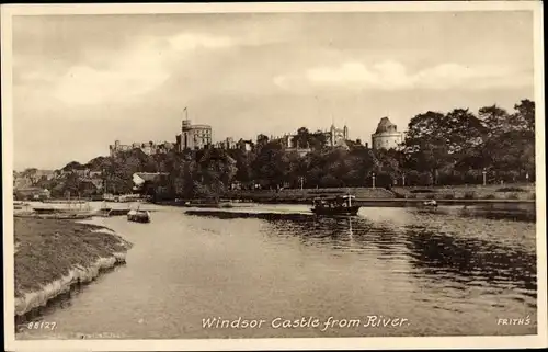Ak Windsor Berkshire England, Windsor Castle from the River