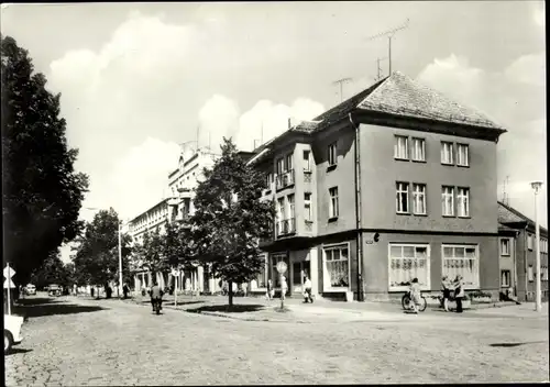 Ak Senftenberg in der Niederlausitz, Bahnhofstraße und HO Gaststätte Stadtcafé