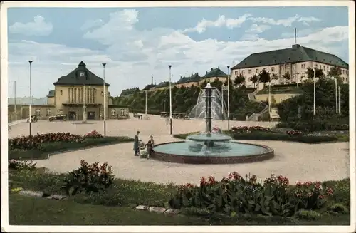 Ak Glauchau in Sachsen, Bahnhof mit Brunnen im Oswald Seyfert Park