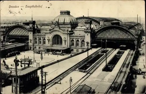 Ak Dresden, Blick auf den Hauptbahnhof aus der Vogelschau, Straßenbahn, Pferdekutschen