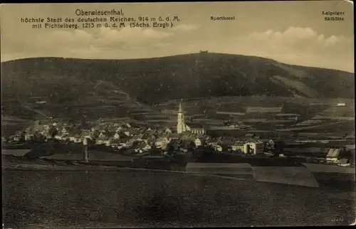 Ak Oberwiesenthal im Erzgebirge, Totalansicht mit Fichtelberg, Sporthotel, Leipziger Skihütte