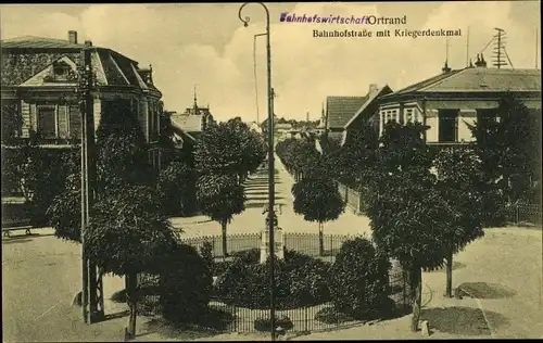 Ak Ortrand in der Niederlausitz, Bahnhofstraße mit Kriegerdenkmal