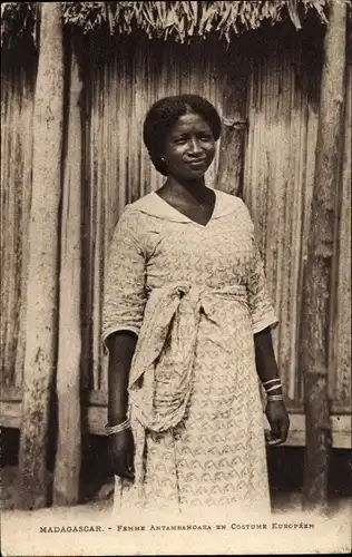Ak Madagaskar Madagascar, Femme Antambahoaka en Costume europeen