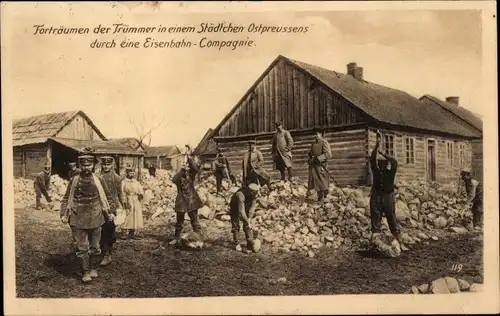 Ak Ostpreußen, Forträumen der Trümmer durch eine Eisenbahnkompanie, I. WK