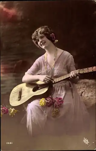 Ak Lächelnde Frau spielt Gitarre, Blumen