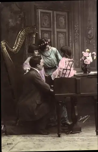 Ak Familie am Piano und Harfe