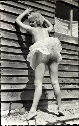 Foto Frauenakt, nackte Frau an einer Holzhütte posierend, Po, Rock