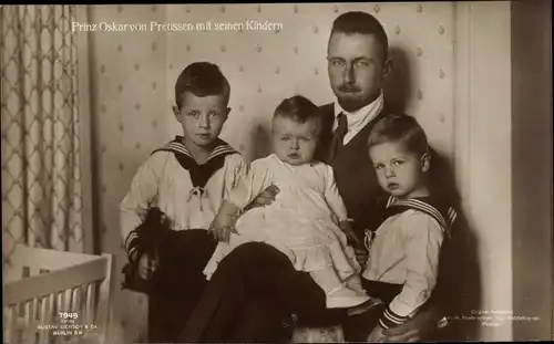 Ak Prinz Oskar von Preußen mit seinen Kindern, Portrait