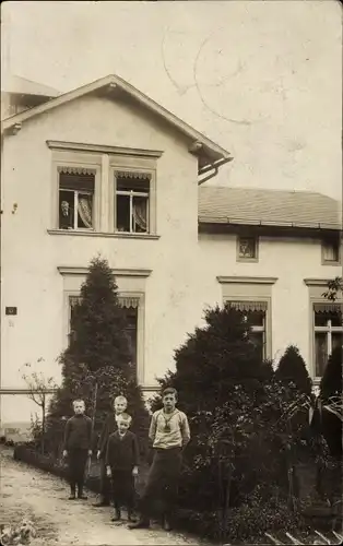Foto Ak Deutschland, Kinder am Wohnhaus