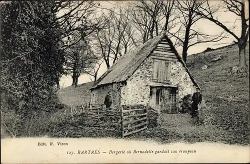 Ak Bartrès Hautes Pyrénées, Bergerie ou Bernadette garduit son troupeau